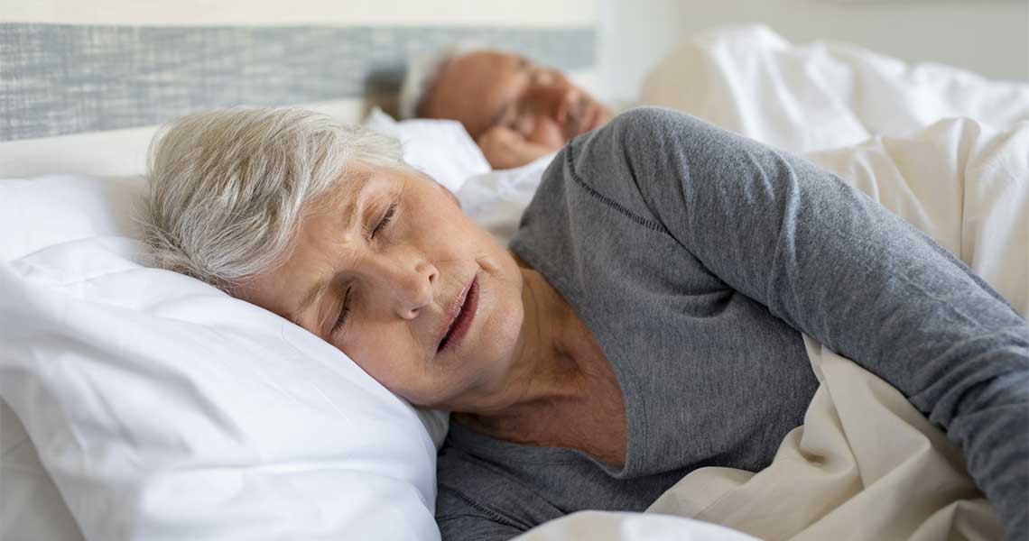 Les oreillers ergonomiques pour soulager les douleurs chroniques chez les seniors